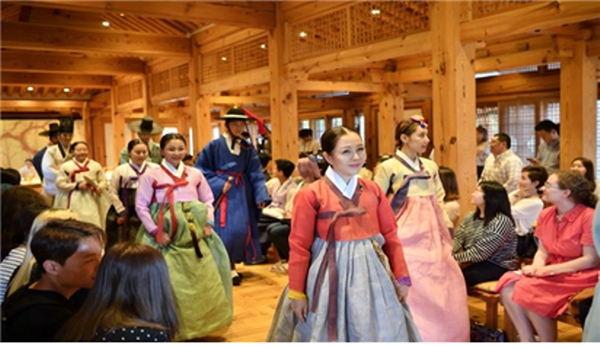 한국가구박물관 한복 퍼포먼스 공연 모습