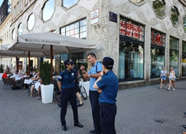 크로아티아에 파견된 한국 경찰관이 자그레브 시내를 시범순찰하고 있다.