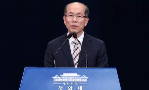 김유근 국가안보실 1차장이 22일 청와대 춘추관에서 한일군사정보보호협정(GSOMIA·지소미아)을 연장하지 않기로 했다고 발표하고 있다.