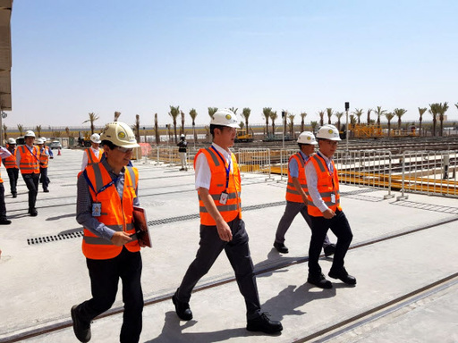 이재용 삼성전자 부회장(왼쪽 두번째)이 15일(현지 시간) 삼성물산이 건설 중인 사우디아라비아 리야드 도심 지하철 공사 현장을 찾고 있다. 삼성전자 제공
