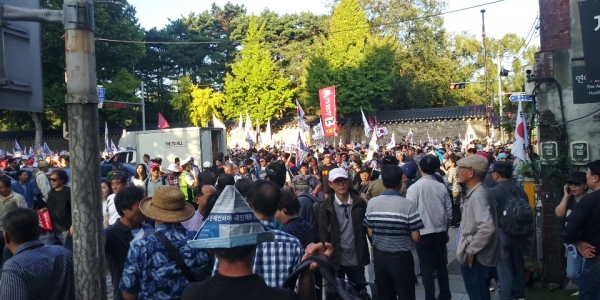 집회 참가자들이 청와대로 향하고 있다. 이들은 경찰의 저지로 청와대까지 행진은  못했다.