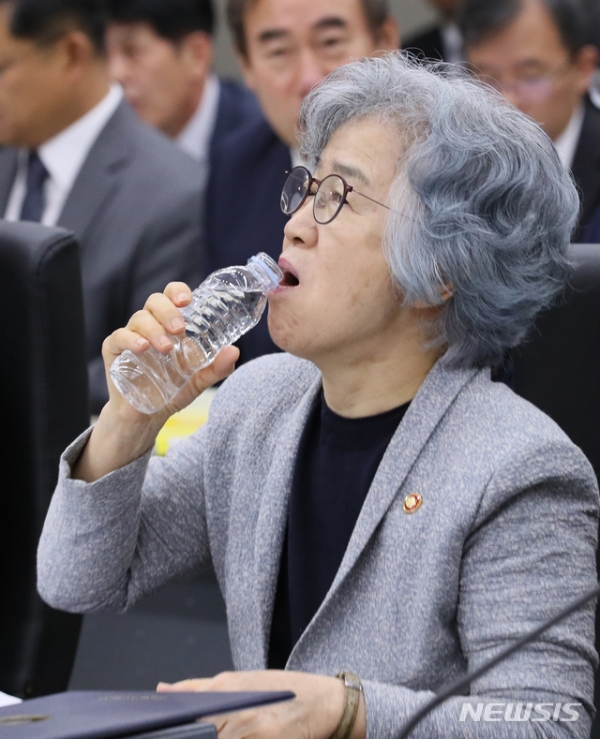 박은정 국가권익위원장이 10일 세종정부청사에서 열린 국정감사 도중 물을 마시고 있다