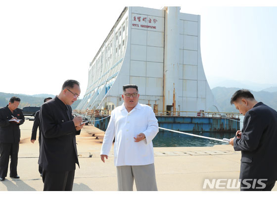 북한 김정은 국무위원장이 23일 금강산관광지구를 시찰하고 있다.뉴시스제공