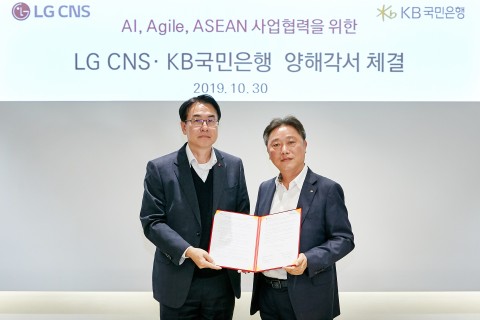 이우열 KB국민은행 IT그룹대표(오른쪽)와 김홍근 LG CNS 금융/공공사업부장이 신기술 기반 사업 협력을 위한 양해각서를 체결한 뒤 기념촬영을 하고 있다.KB국민은행 제공