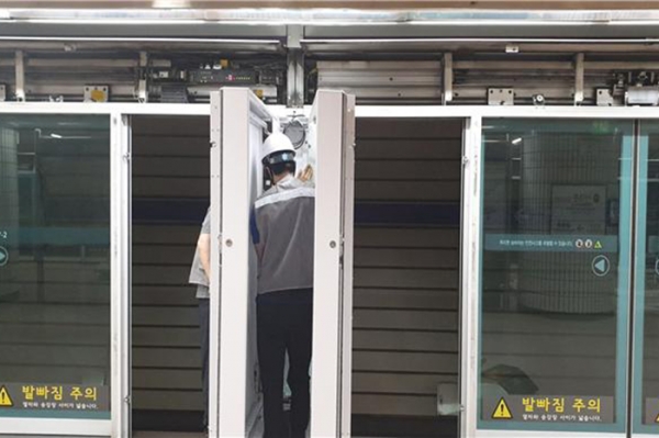 서울교통공사은 지하철 승강장안전문 고정문과 그 위에 설치된 고정 광고판을 철거하고, 상시 개폐가 가능한 비상문 겸용 접이식 광고판을 도입한다고 밝혔다. (사진=서울교통공사)