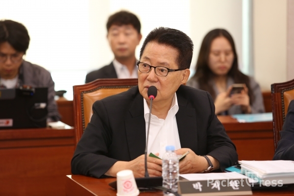 박지원 국정원장 후보자가 지난해 10월 15일 국회에서 열린 법제사법위원회 국정감사에서 질의하고 있다. (포켓프레스 자료사진)