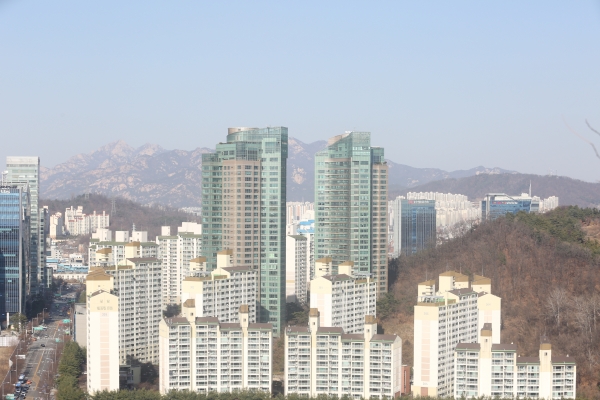 한국갤럽이 7월 7일부터 9일까지 조사한 결과, 정부가 부동산 정책을 잘하고 있는지에 대해 64%가 ‘잘못하고 있다’고 답했다. 반면, ‘잘 하고 있다’는 답변은 17%에 그쳤다. (포켓프레스 자료사진)