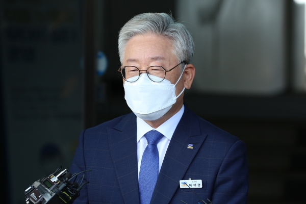 이재명 경기도지사가 내년 4월 보궐선거에서 더불어민주당이 서울·부산시장을 공천하지 않는 게 맞다는 입장을 밝혔다. (포켓프레스 자료사진)