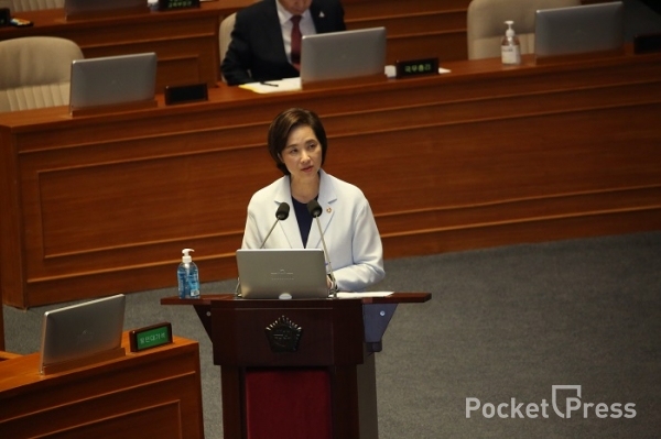 유은혜 교육부장관이 24일 국회에서 열린 대정부질문에서 답변하고 있다. (사진=김민호 기자)