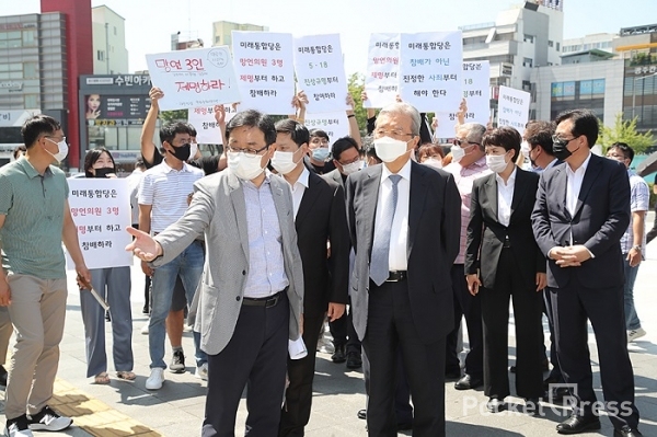김종인 미래통합당 비대위원장이 19일 광주 국립 5.18 민주묘지를 방문해 사죄했다. (사진=미래통합당)