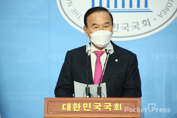 박덕흠 의원이 21일 국회에서 자신의 일가 기업들이 피감기관으로부터 공사를 수주했다는 의혹에 대해 해명하는 기자회견을 열었다. (사진=김민호 기자)